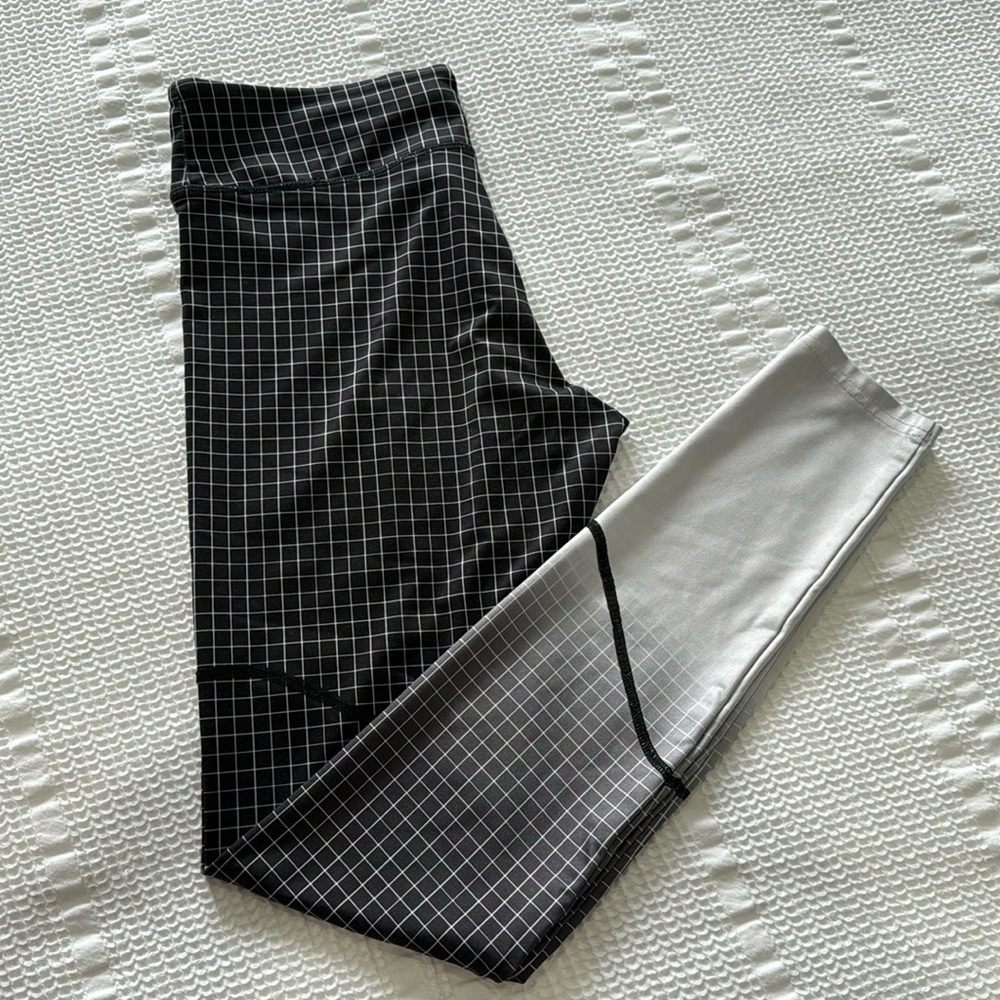 women’s workout leggings in gray/white/black (size: M)